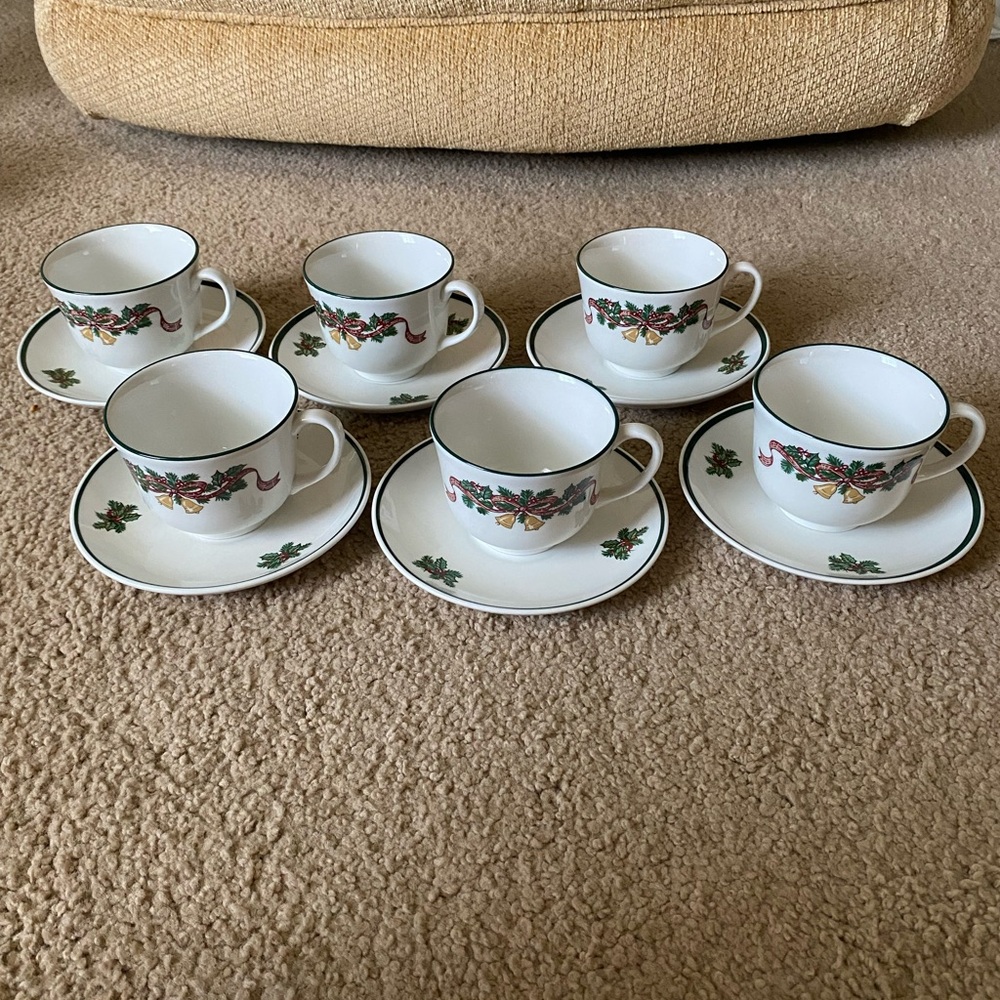 Johnson Bro’s (Johnson Brothers) Victorian Christmas cup & saucer set of 6